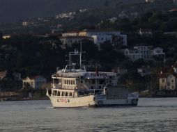 Un ferri abandona el puerto de Mytilene. Turquía recibe hoy al primer contingente de refugiados devueltos por la UE. EFE / O. Panagiotou