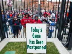 Los fans esperan afuera a que inicie el juego. AFP / J. Miller