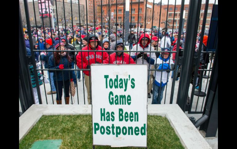 Los fans esperan afuera a que inicie el juego. AFP / J. Miller