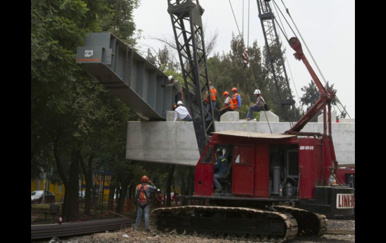 Los gastos en construcción avanzaron 1.7%; los de maquinaria y equipo total descendieron 0.6% con relación a igual mes de 2015. NTX / ARCHIVO