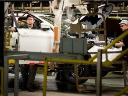 El vehículo más vendido durante el año fiscal 2015 es la Pick Up Nissan NP300 con 71 mil 328 unidades. AFP / ARCHIVO