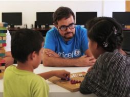 Syntek afirma que ha visto con sus propios ojos cómo Unicef mejora sus condiciones de vida. TWITTER / @syntekoficial