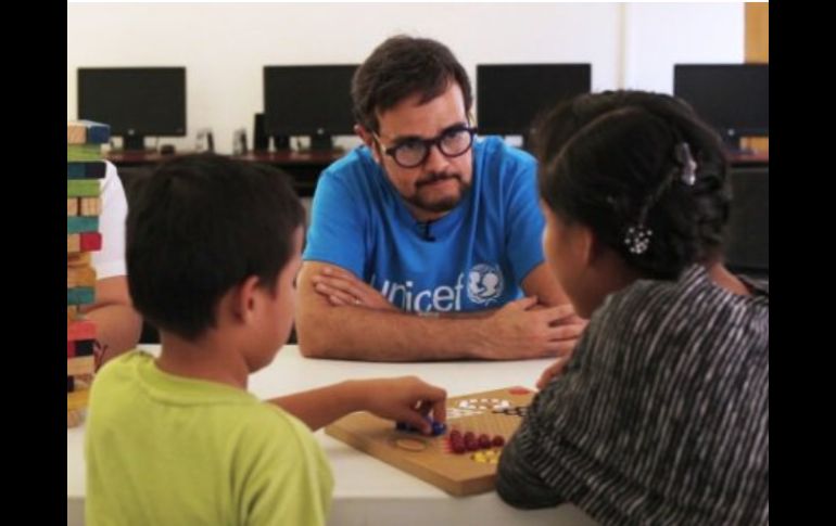 Syntek afirma que ha visto con sus propios ojos cómo Unicef mejora sus condiciones de vida. TWITTER / @syntekoficial