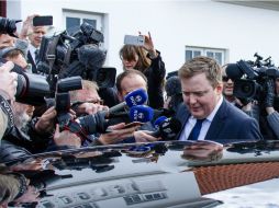 El ahora ex primer ministro de Islandia fue asediado por la prensa al salir de una reunión con el presidente. EFE / B. Por Hardarson