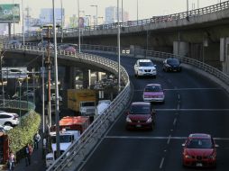 El parque vehicular que circula por el valle de México es de aproximadamente cinco millones de automotores. EFE / J. Méndez