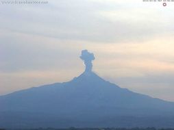 El Volcán El Colima emite una exhalación con bajo contenido de ceniza y se aprecia un rayo detrás del coloso. TWITTER / @webcamsdemexico