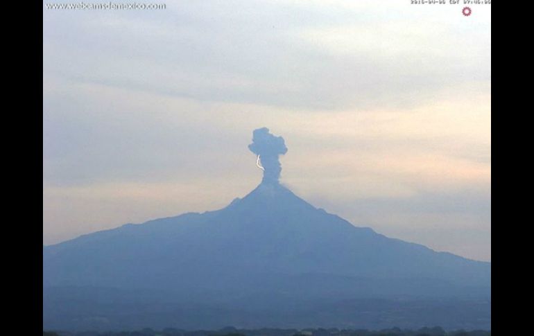 El Volcán El Colima emite una exhalación con bajo contenido de ceniza y se aprecia un rayo detrás del coloso. TWITTER / @webcamsdemexico