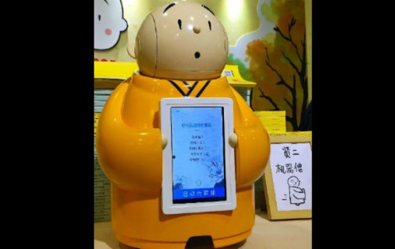 El templo Longquan desarrolló el robot a fin de promover al budismo entre la juventud china que conoce de tecnología. ESPECIAL /