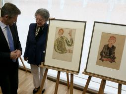 Las obras son 'Chico sentado con las manos cruzadas' y 'Autorretrato con pelo rojo y mangas rayadas'. AP / R. Zak