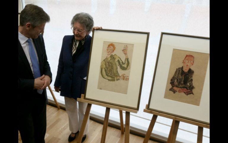 Las obras son 'Chico sentado con las manos cruzadas' y 'Autorretrato con pelo rojo y mangas rayadas'. AP / R. Zak