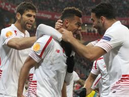 El defensa francés Kolodziejczak (c) es felicitado por sus compañeros tras marcar el gol del desempate ante el Athletic. EFE / L. Tejido