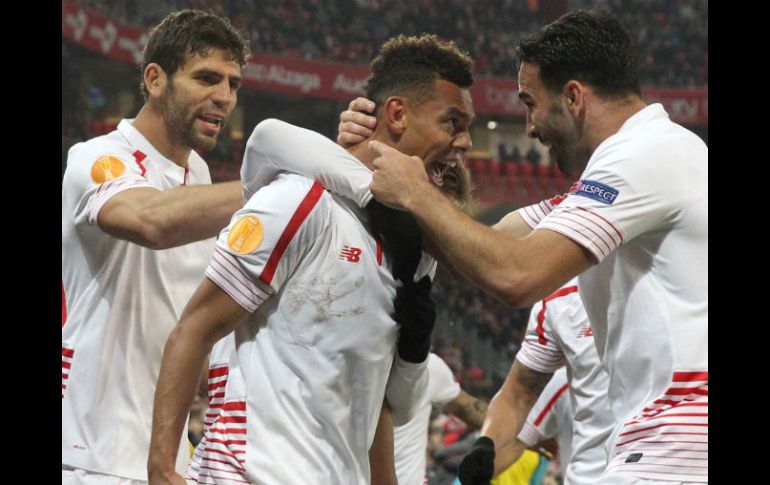 El defensa francés Kolodziejczak (c) es felicitado por sus compañeros tras marcar el gol del desempate ante el Athletic. EFE / L. Tejido