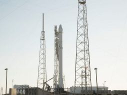 La nave llevará unos tres mil 100 kilogramos de carga para los seis astronautas que viven en la EEI. TWITTER / @spacex