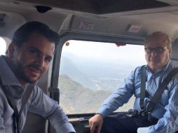 El titular de la Semarnat y el gobernador de Morelos, durante el vuelo sobre la zona arqueológica de Tepoztlán. NTX / Cortesía