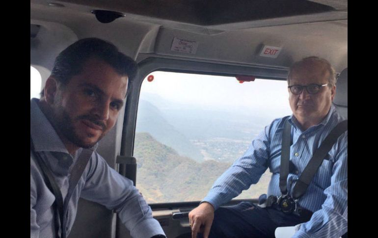 El titular de la Semarnat y el gobernador de Morelos, durante el vuelo sobre la zona arqueológica de Tepoztlán. NTX / Cortesía