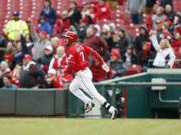 Eugenio Suárez. El shortstop venezolano de los Reds de Cincinnati (#7) observa como la bola vuela para conectar un grand slam. AP / G. Landers