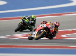 Marc Márquez (#93) va delante de Pol Espargaro (#44) durante la primera jornada de prácticas del Grand Prix de las Américas de MotoGP. AP / E. Gay