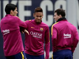 Neymar, aquí flanqueado por Luis Suárez y Lionel Messi, en la práctica del Barcelona con miras a la visita a la Real Sociedad. EFE / A. Estévez