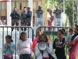 Policías de la Fiscalía Estatal resguardaron el edificio de la SEJ durante la protesta de padres de familia. EL INFORMADOR / R. Tamayo