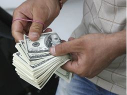 La moneda norteamericana se ofrece en un máximo de 18.35 pesos y se adquiere en un mínimo de 16.80 pesos. AP / ARCHIVO