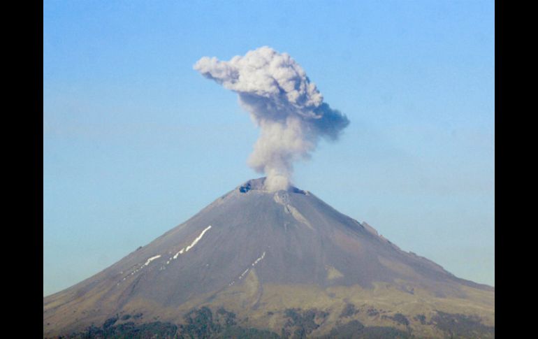 El Cenapred exhorta a no acercarse al volcán, sobre todo al cráter, por el peligro que implica la caída de fragmentos balísticos. NTX / ARCHIVO