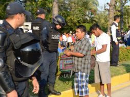 Ante las manifestaciones de docentes, se colocó un cerco policiaco en los alrededores del lugar en que se hizo la evaluación. SUN / ARCHIVO