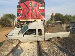 En el interior del vehículo se hallaban dos personas sin vida; y en la caja de la camioneta, un perro muerto. EL INFORMADOR /