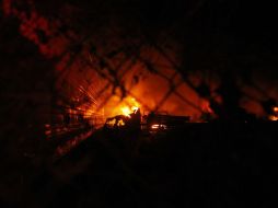 Los bomberos, la policía y otros cuerpos de socorro trabajaron toda la noche para evacuar heridos y controlar el fuego. EL INFORMADOR / ARCHIVO