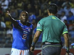 Guerrón reclama una decisión al árbitro durante el partido. MEXSPORT / E.Serrato