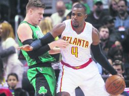 Paul Millsap (#4) de los Hawks intenta superar a Jonas Jerebko de los Celtics durante la primera mitad del juego. AP / J. Amis