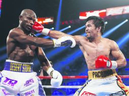 El filipino Manny Pacquiao (der) conecta sobre Timothy Bradley, durante la pelea de ayer en peso Welter desarrollada en Las Vegas. AP /