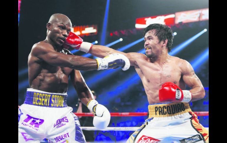 El filipino Manny Pacquiao (der) conecta sobre Timothy Bradley, durante la pelea de ayer en peso Welter desarrollada en Las Vegas. AP /