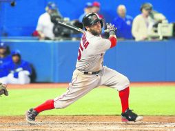 Dustin Pedroia conecta la bola en el juego de ayer frente a los Azulejos de Toronto. AFP /