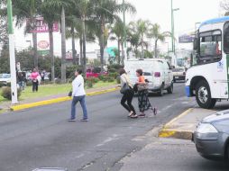 Vallarta y Rafael Sanzio. Zona comercial y de mucho flujo, peatones deben jugársela todos los días para poder cruzar Avenida Vallarta. EL INFORMADOR / M. Vargas