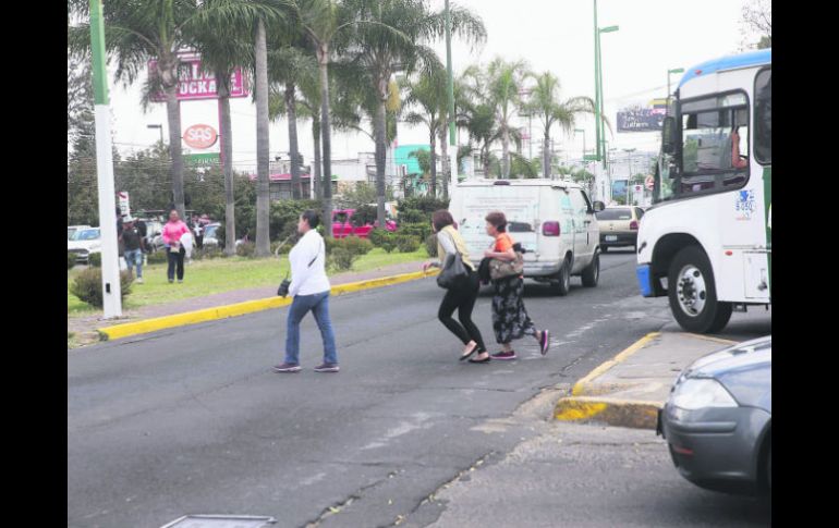 Vallarta y Rafael Sanzio. Zona comercial y de mucho flujo, peatones deben jugársela todos los días para poder cruzar Avenida Vallarta. EL INFORMADOR / M. Vargas