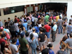 La masiva presencia de votantes en los colapsados colegios electorales, estuvo marcada por la sombra del ataque guerrillero del sábado. NTX / J. Wright