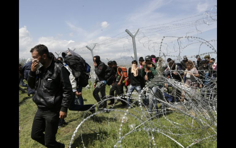 Los enfrentamientos comenzaron poco después de que unas 500 personas se reunieran en la valla. AP / A. Emric