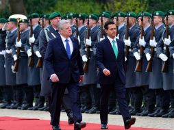 Peña Nieto y Joachim Gauck pasan revista a la guardia de honor militar durante la ceremonia de bienvenida. AFP / T. Schwarz