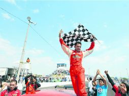 Rubén Rovelo ondea la bandera a cuadros tras conseguir el triunfo en la categoría Súper V8 de la Súper Copa Telcel. EL INFORMADOR / R. Tamayo