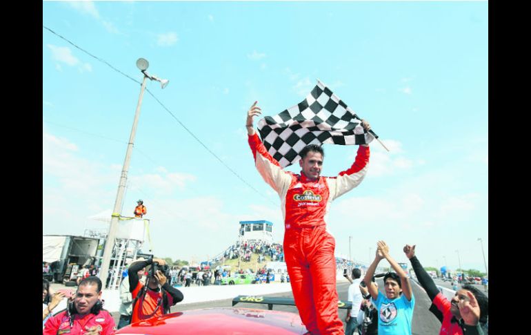 Rubén Rovelo ondea la bandera a cuadros tras conseguir el triunfo en la categoría Súper V8 de la Súper Copa Telcel. EL INFORMADOR / R. Tamayo