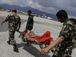 Equipos de socorro trasladaron a diversos hospitales a los heridos y trabajan para recuperar los cadáveres. AP / ARCHIVO