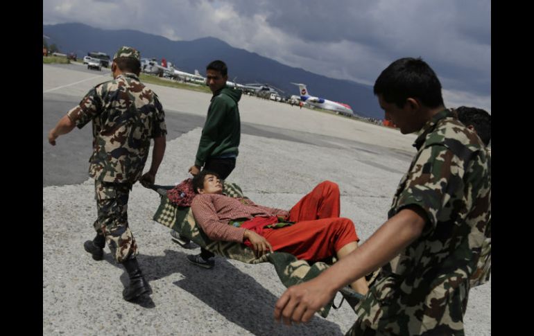 Equipos de socorro trasladaron a diversos hospitales a los heridos y trabajan para recuperar los cadáveres. AP / ARCHIVO