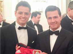 Hernández Balcázar le obsequió a Enrique Peña Nieto una playera autografiada del Bayer Leverkusen. TWITTER / Enrique Peña Nieto