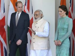 El primer ministro indio, Narendra Modi (c), da la bienvenida a los duques de Cambridge, Guillermo (i) y Catalina. EFE / H. Tyagi