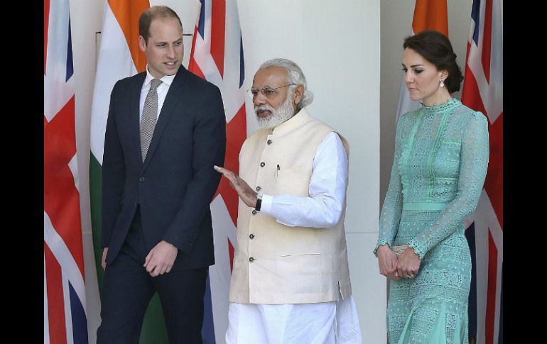 El primer ministro indio, Narendra Modi (c), da la bienvenida a los duques de Cambridge, Guillermo (i) y Catalina. EFE / H. Tyagi