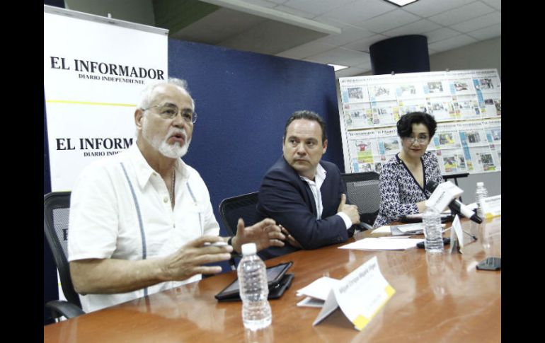 Miguel Enrique Magaña, investigador de la UdeG; Alberto Uribe, alcalde de Tlajomulco y Magdalena Ruiz, de la Semadet. EL INFORMADOR / E. Barrera