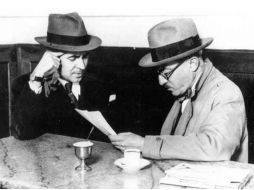 El autor portugués Fernando Pessoa junto a Costa Brochado en el Café Martinho da Arcada. EFE / ARCHIVO