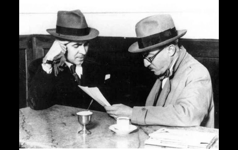 El autor portugués Fernando Pessoa junto a Costa Brochado en el Café Martinho da Arcada. EFE / ARCHIVO