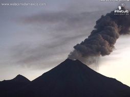 Imagen del ''Volcán de Fuego'' con la exhalación de esta mañana. TWITTER / @LUISFELIPE_P