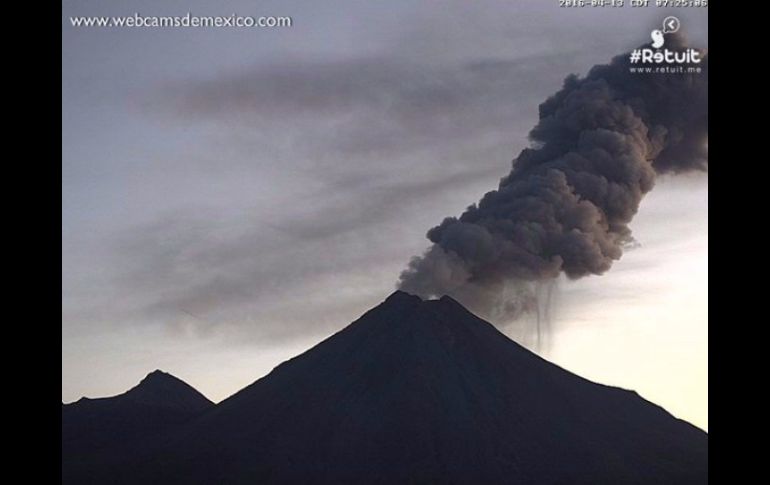 Imagen del ''Volcán de Fuego'' con la exhalación de esta mañana. TWITTER / @LUISFELIPE_P